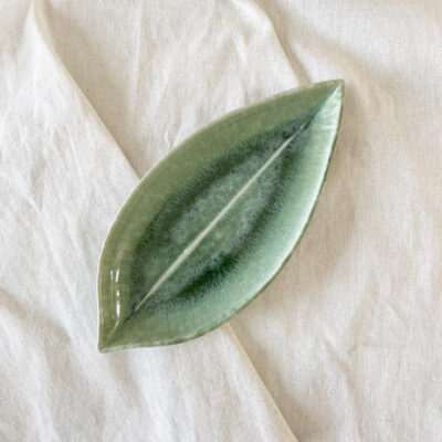 Keramikschale in Blattform grün auf Baumwollstoff
