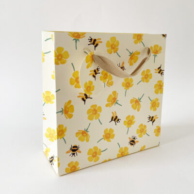 Geschenktüte-mit Bienen und Ringelblumen stehend fotografiert