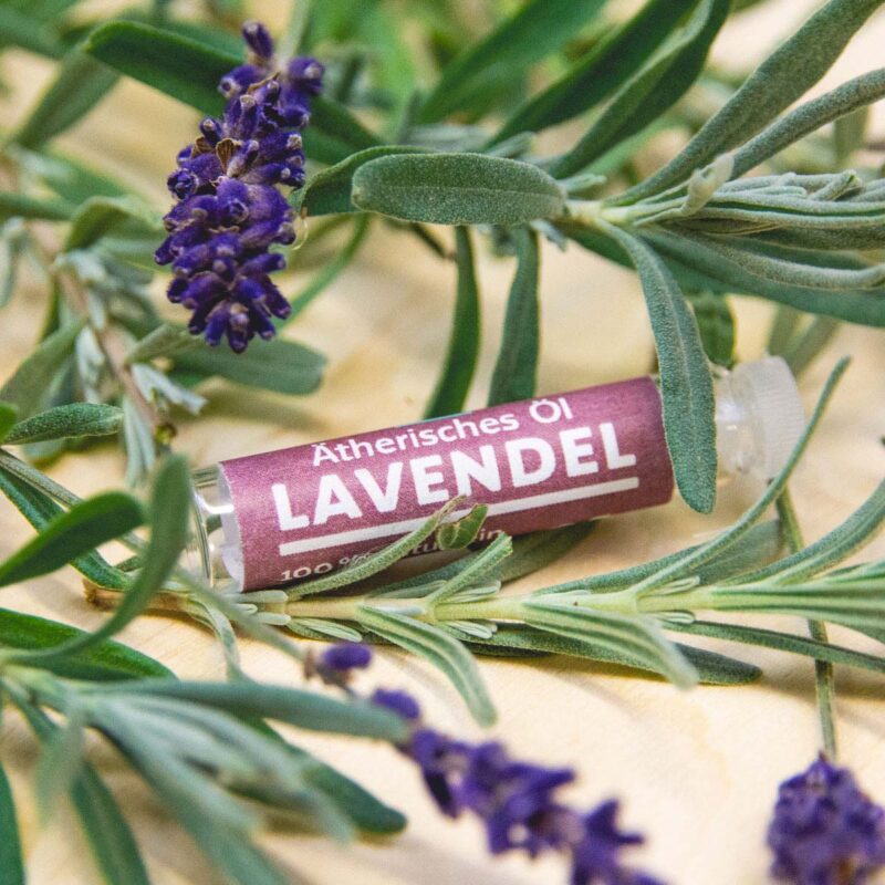 Ätherisches Öl Lavendel mit Lavendelzweigen